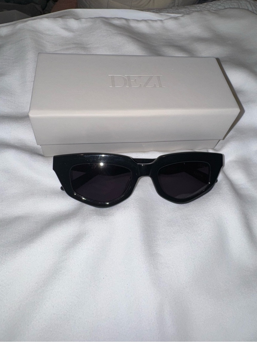 DEZI On Read black sunglasses